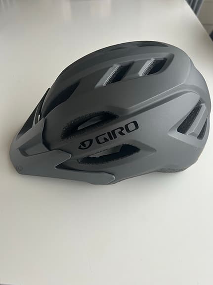 Giro cykelhjälm svart