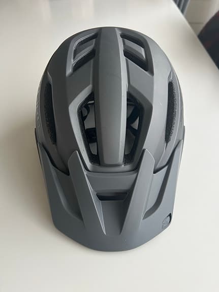 Giro cykelhjälm svart