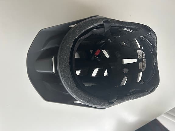 Giro cykelhjälm svart