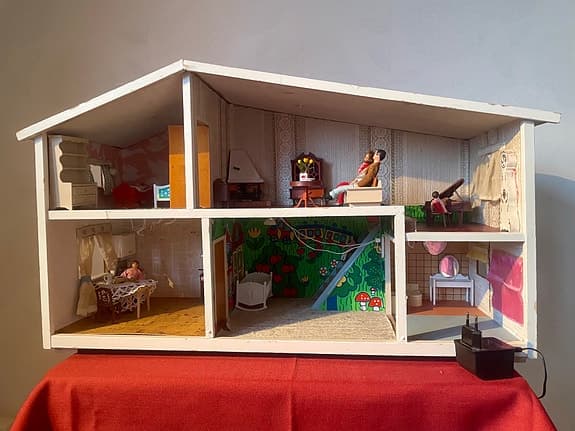 Lundby Dockskåp med el och mycket tillbehör samt dockor