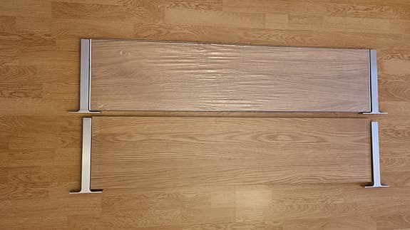 Vägghyllor / hyllor i trä med metallfästen