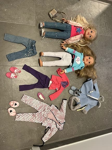 2 dockor (Designafriend) med kläder