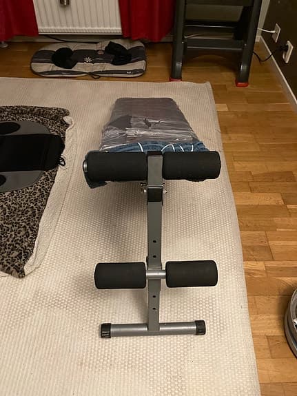 Träningsbänk med vadderade stöd