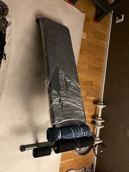 Träningsbänk med vadderade stöd