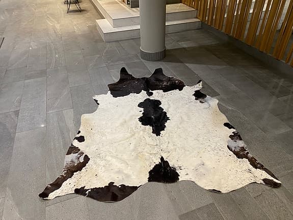 Kohud matta vit och svart äkta koskinn 212x190cm