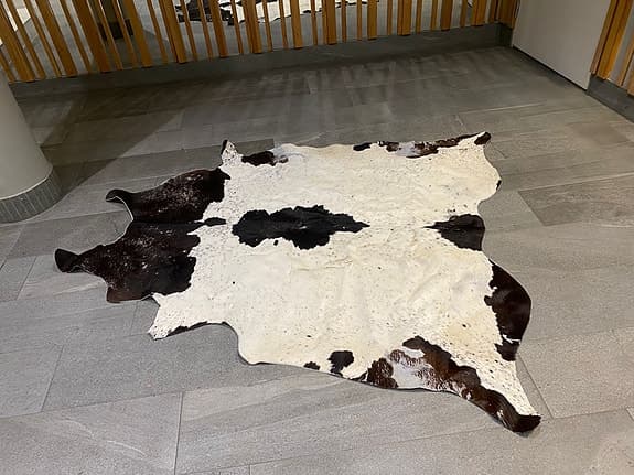 Kohud matta vit och svart äkta koskinn 212x190cm