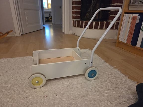 Lära gå vagn MICKI  i trä med stålbygel