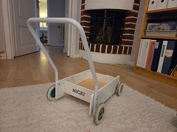 Lära gå vagn MICKI  i trä med stålbygel