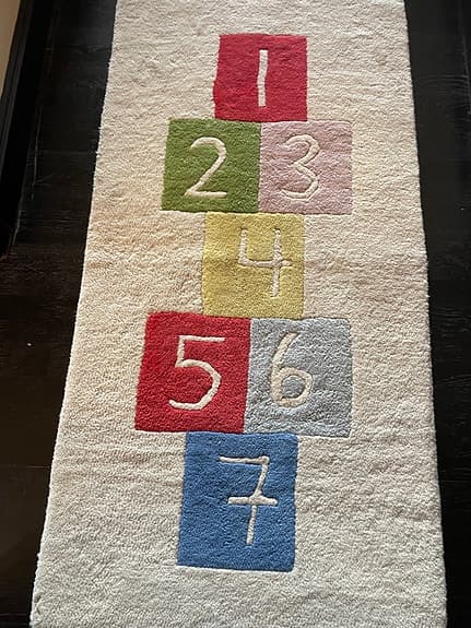 Handtuftad barnmatta Kateha Karin Mannerstål ” Hoppa Hage”