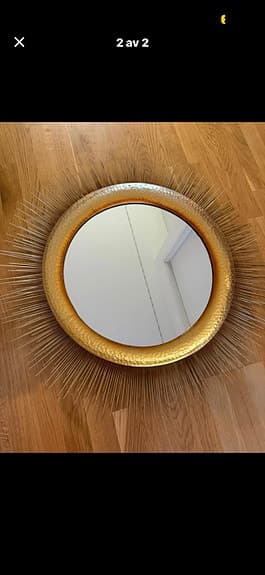 Mio Spegel med guldram och solstrålemönster