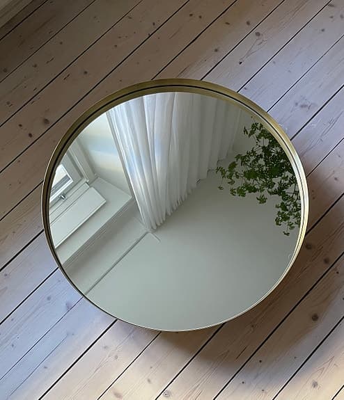 Darkly Mirror – rund spegel i mässing (Menu numera Audo Copenhagen)