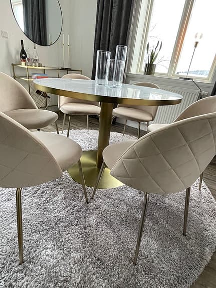Matgrupp ifrån MIO , Guld/Vit marmor och beige