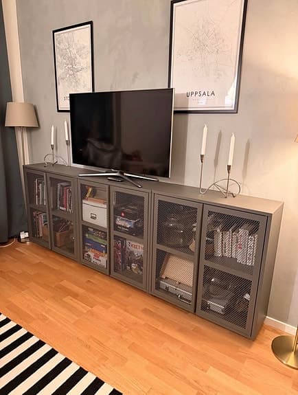 Grått Ivarskåp i metall/mesh