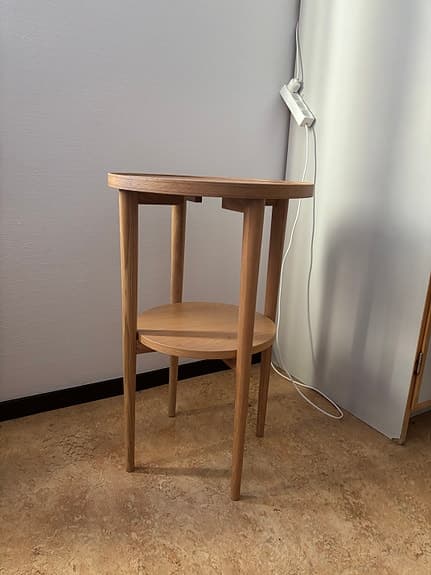 Sängbordet Tuva i ek från Mio