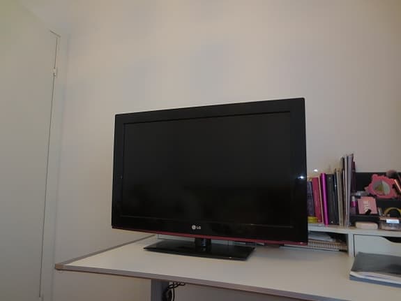 Säljer en 32-tums LCD-TV med Full HD-upplösning.