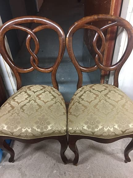 Antika stolar i olika design stadiga välbehållna