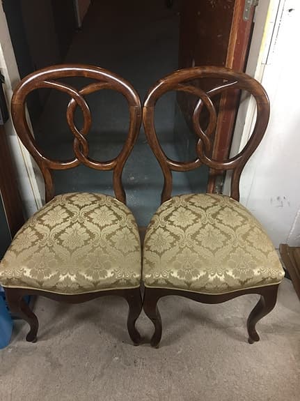 Antika stolar i olika design stadiga välbehållna