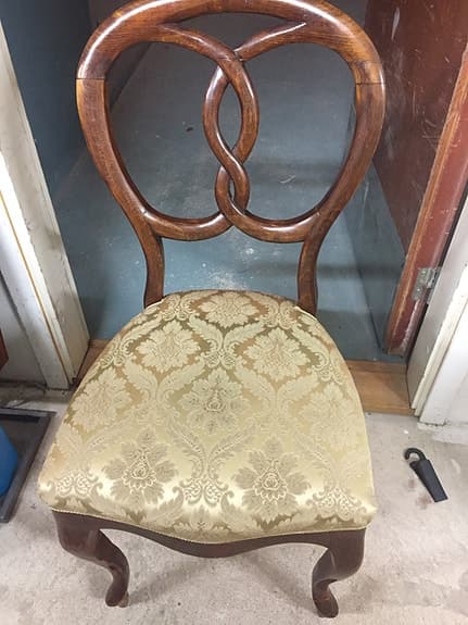 Antika stolar i olika design stadiga välbehållna