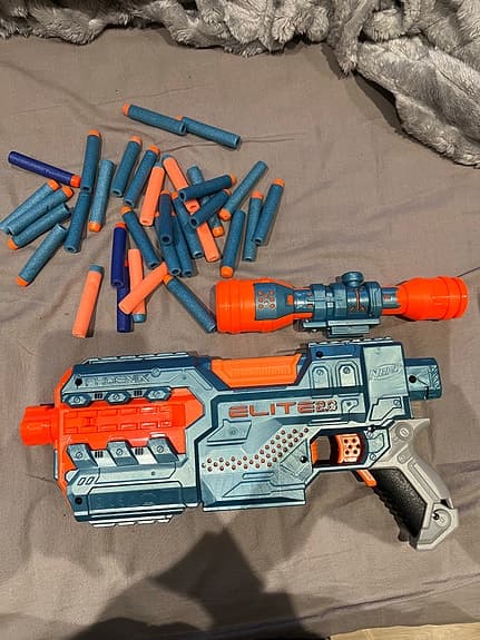 Nerf Elite 2.0 Blaster med sikte och 33 nerf skott