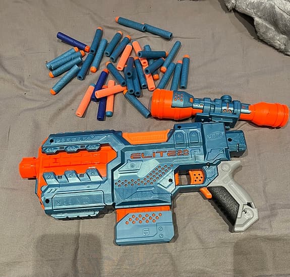 Nerf Elite 2.0 Blaster med sikte och 33 nerf skott