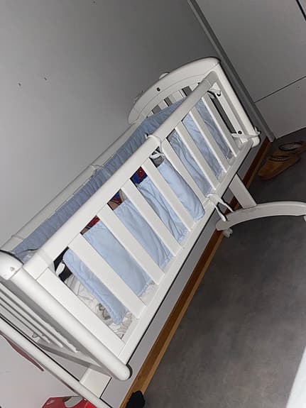 IKEA Spjälsäng vit med madrass  500kr