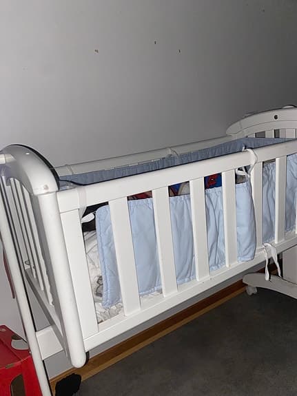 IKEA Spjälsäng vit med madrass  500kr