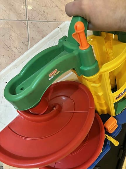 bilbana leksak i plast med ramp