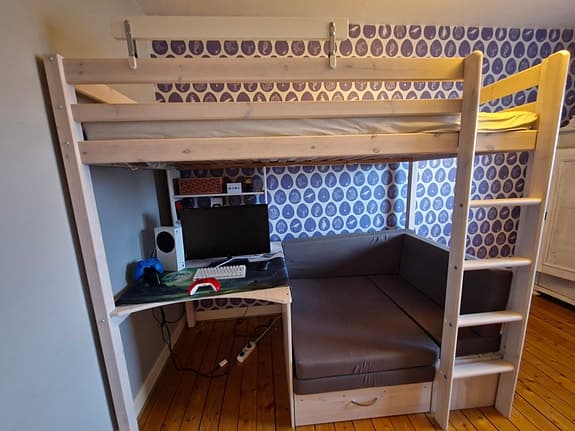 Loftsäng våningsäng med skrivbord och soffa/extrasäng