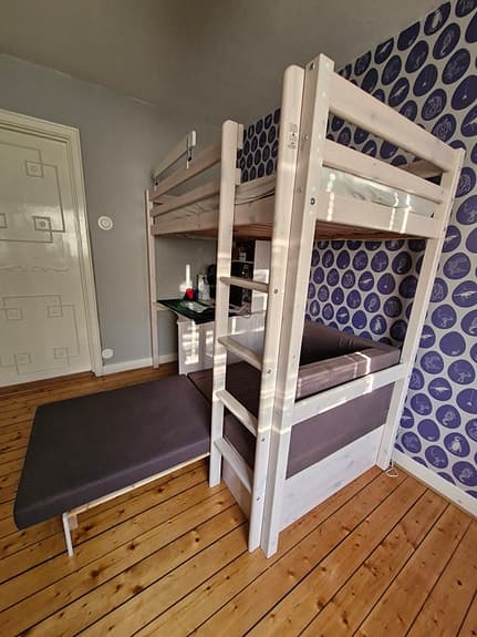 Loftsäng våningsäng med skrivbord och soffa/extrasäng