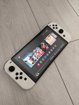 Nintendo Switch OLED (vit) + docka + fodral – fint skick