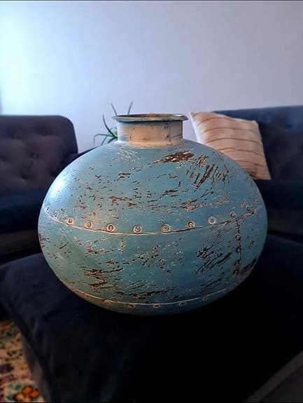 Dekorativ vas i metall