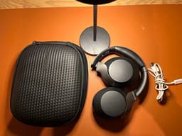Philips trådlösa hörlurar med fodral svart. TAPH805