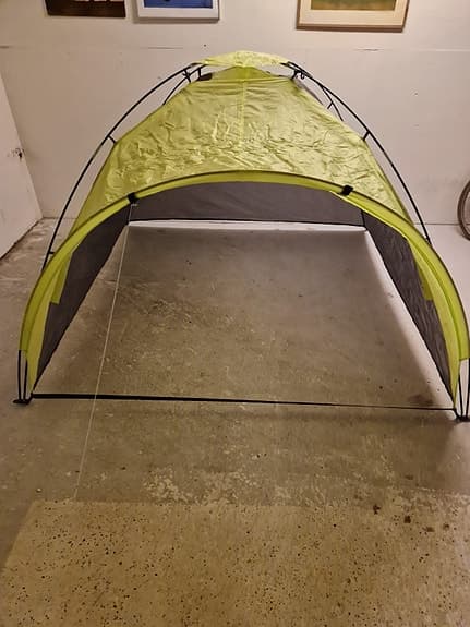 Tält med sovsäck och golvmatta grön och grå