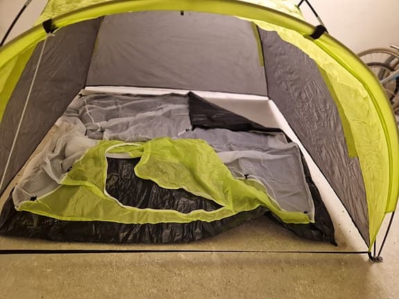 Tält med sovsäck och golvmatta grön och grå