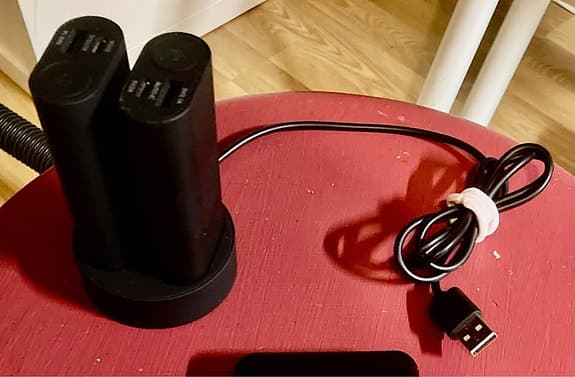 Två mindre powerbanks i ställ som fungerar som laddare