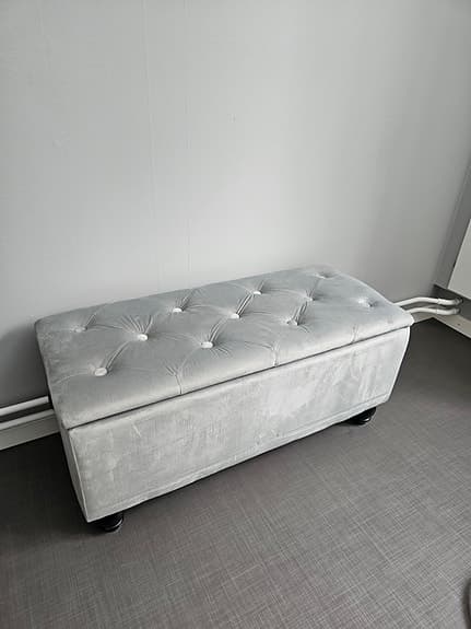 Grå sittpuff i sammet med förvaring | Nyskick | Puff | Förvaringsbänk | Bänk