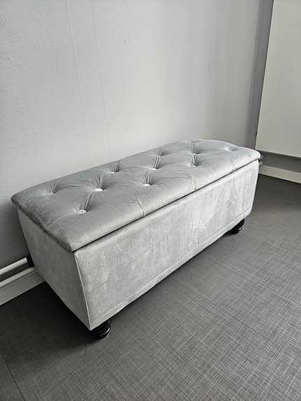 Grå sittpuff i sammet med förvaring | Nyskick | Puff | Förvaringsbänk | Bänk