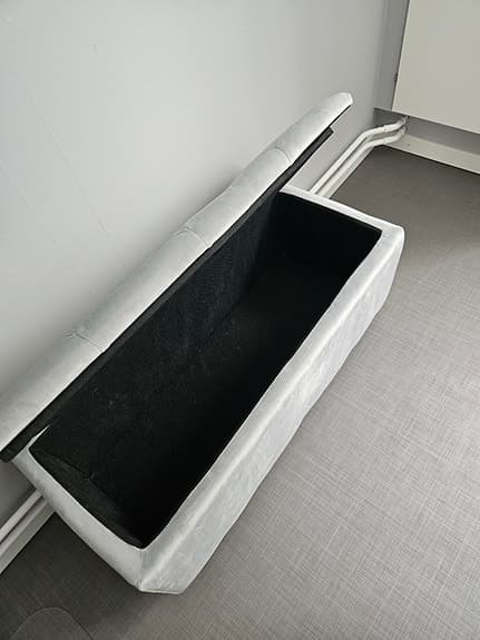 Grå sittpuff i sammet med förvaring | Nyskick | Puff | Förvaringsbänk | Bänk