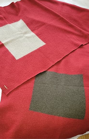 Designfilt i ull och matchande kudde