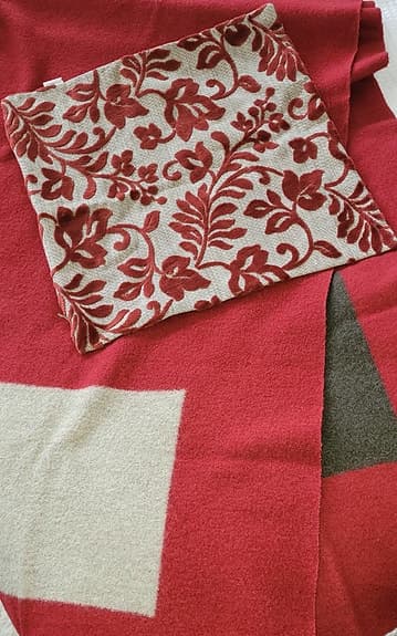 Designfilt i ull och matchande kudde