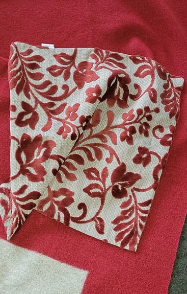 Designfilt i ull och matchande kudde