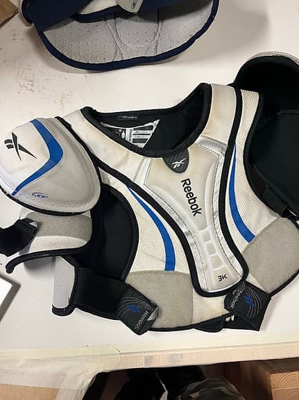 Flertalet ishockey axelskydd