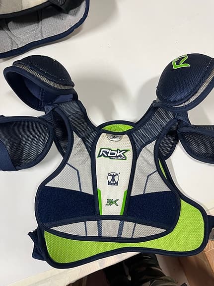 Flertalet ishockey axelskydd