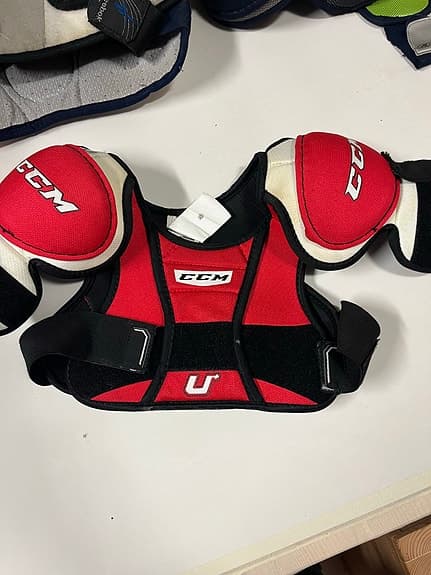 Flertalet ishockey axelskydd