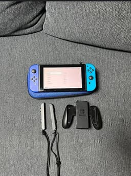 Nintendo Switch spelkonsol blå och röd