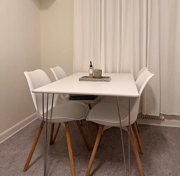 Matgrupp från JYSK – vitt bord + 4 KASTRUP stolar i ek