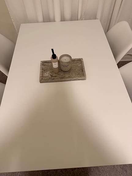 Matgrupp från JYSK – vitt bord + 4 KASTRUP stolar i ek