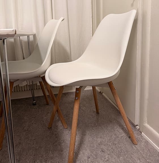 Matgrupp från JYSK – vitt bord + 4 KASTRUP stolar i ek