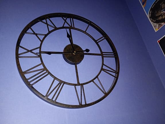 Svart väggklocka metall