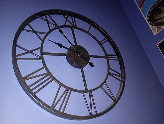 Svart väggklocka metall